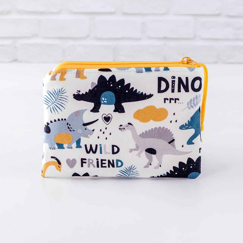 Portemonnaie für Kinder aus Baumwollstoff mit bunten Dinosauriern auf weißem Hintergrund