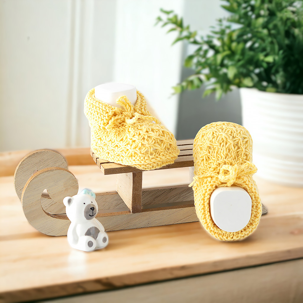 Babyschuhe gestrickt gelb