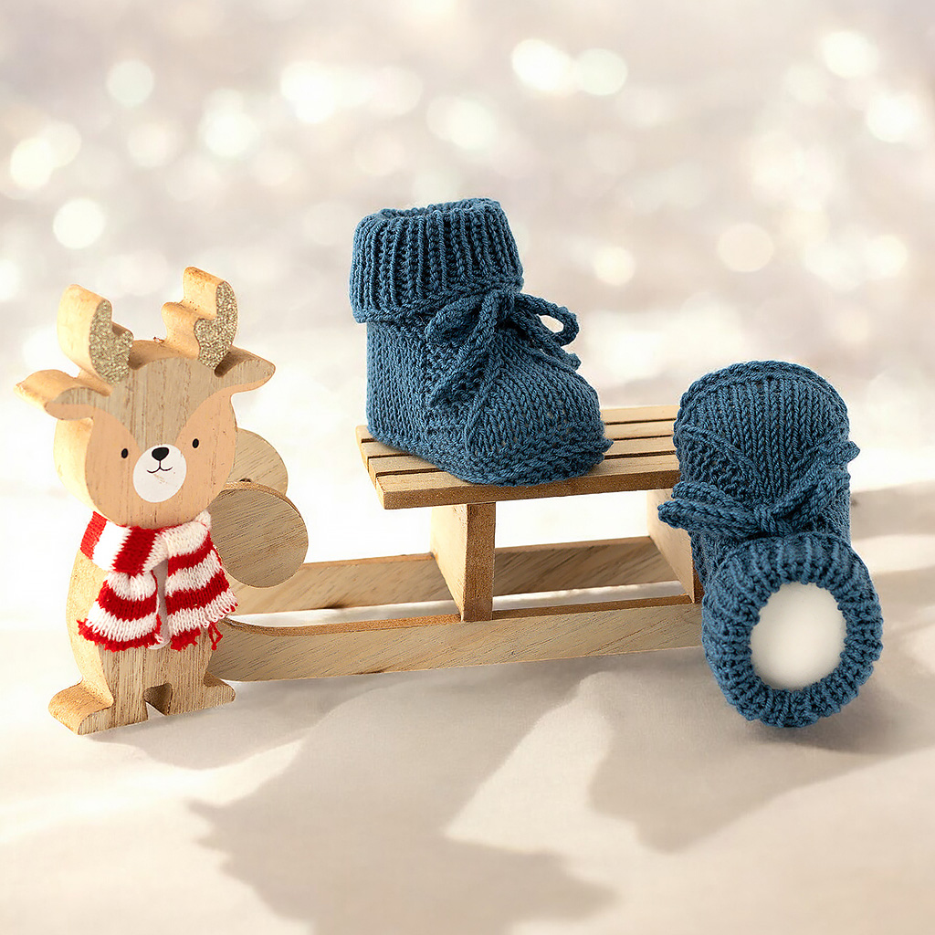 Babyschuhen handgestrickt in der Farbe petrol