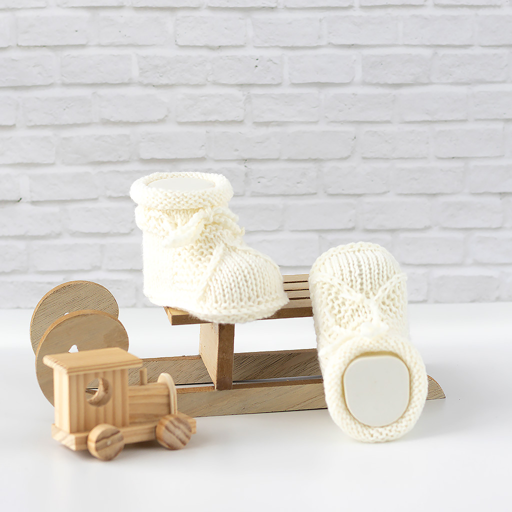 Babyschuhe gestrickt weiß