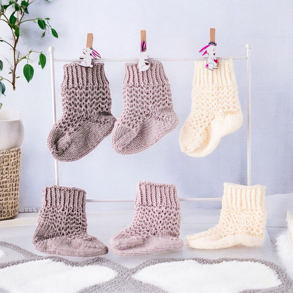 Babysocken gestrickt in beige, sand und weiß