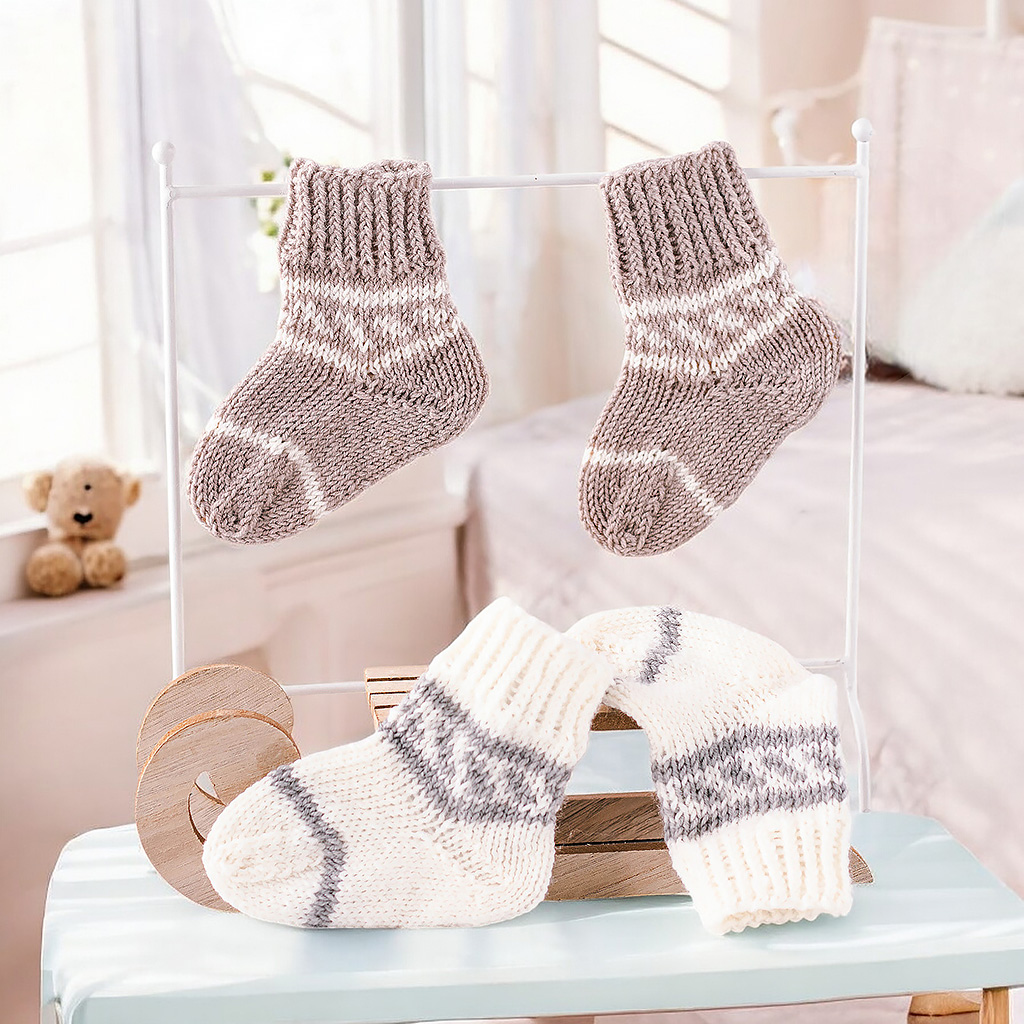 Babysocken gestrickt in beige und weiß