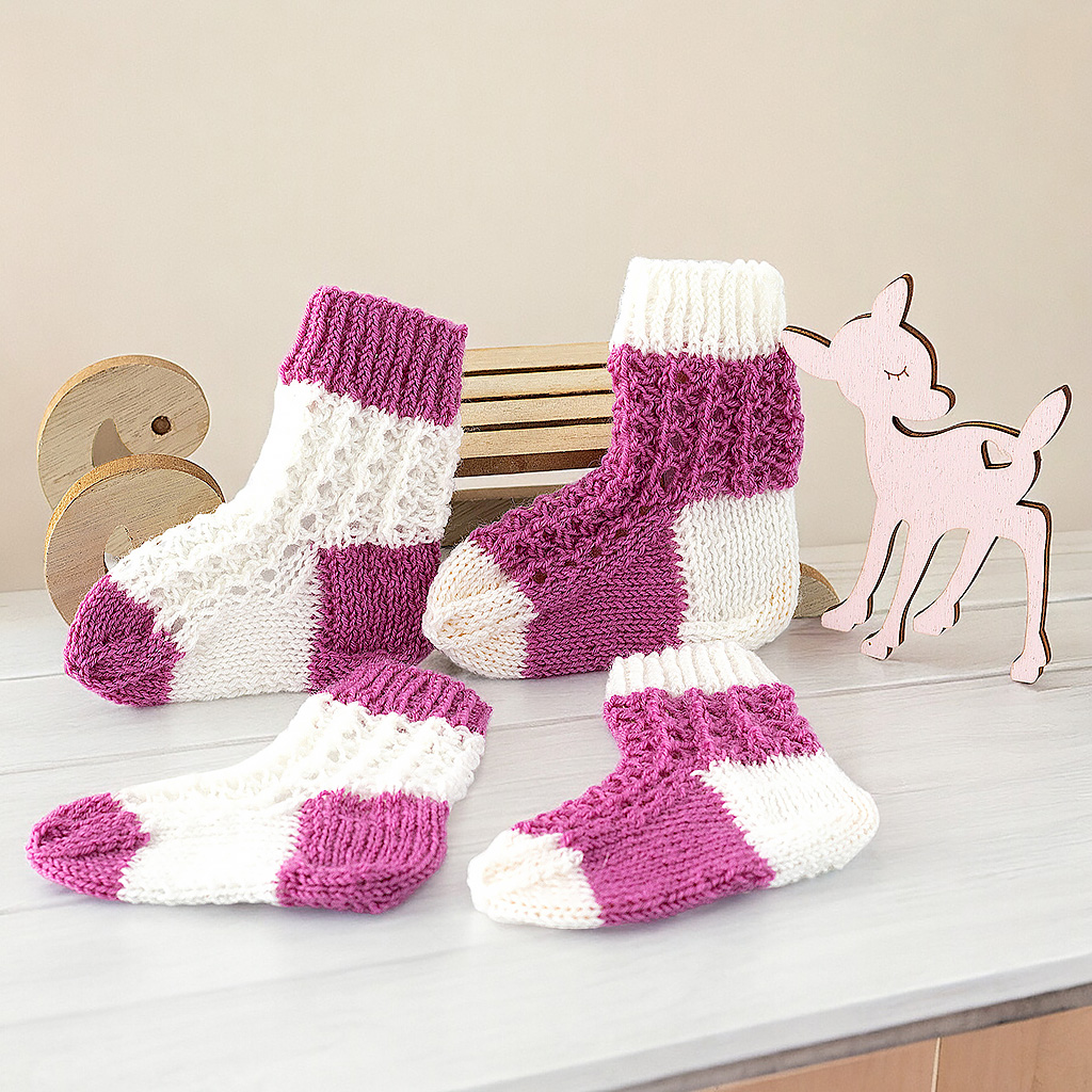Babysocken gestrickt mit Lochmuster