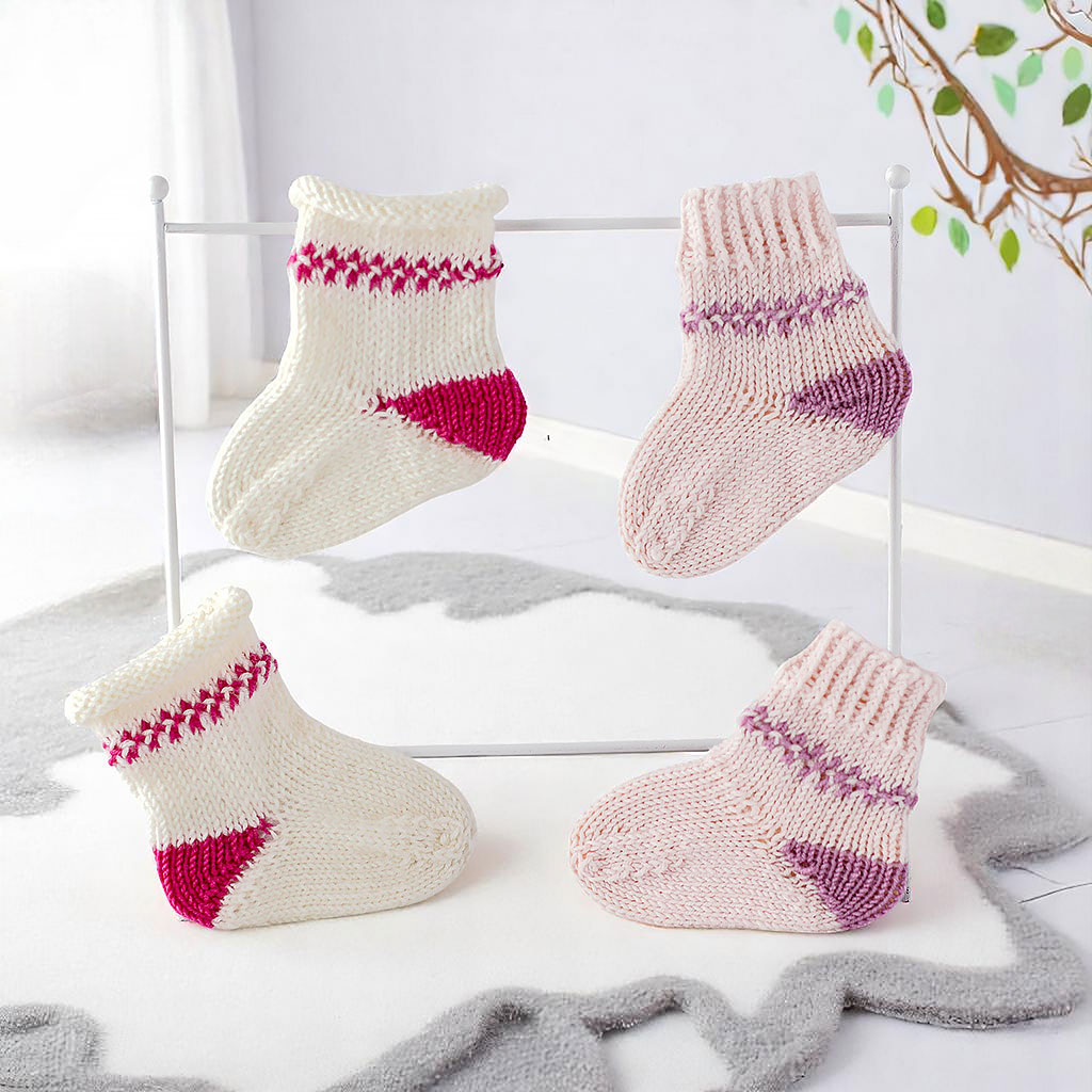 Babysocken gestrickt in weiß und rosa