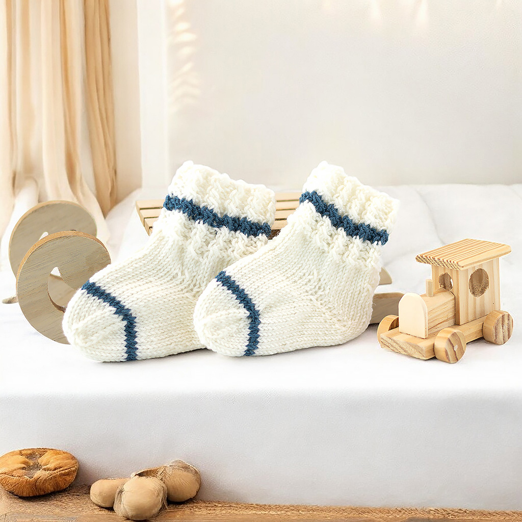 Babysocken gestrickt in weiß petrol