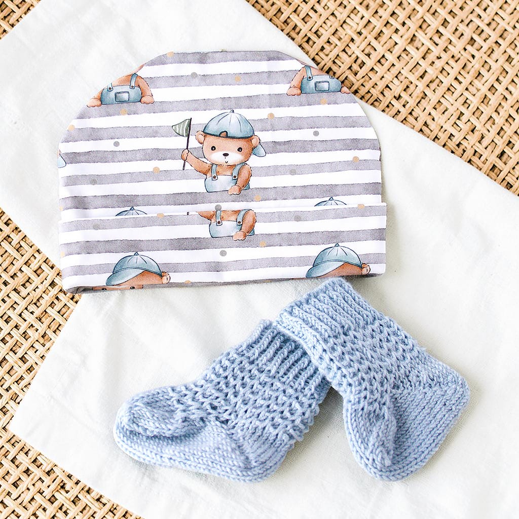 Baby Set Mütze und Socken blau, Babymütze mit Bärenmotiv, gestrickte Babysocken hellblau, Neugeborenen Set Baumwolle
