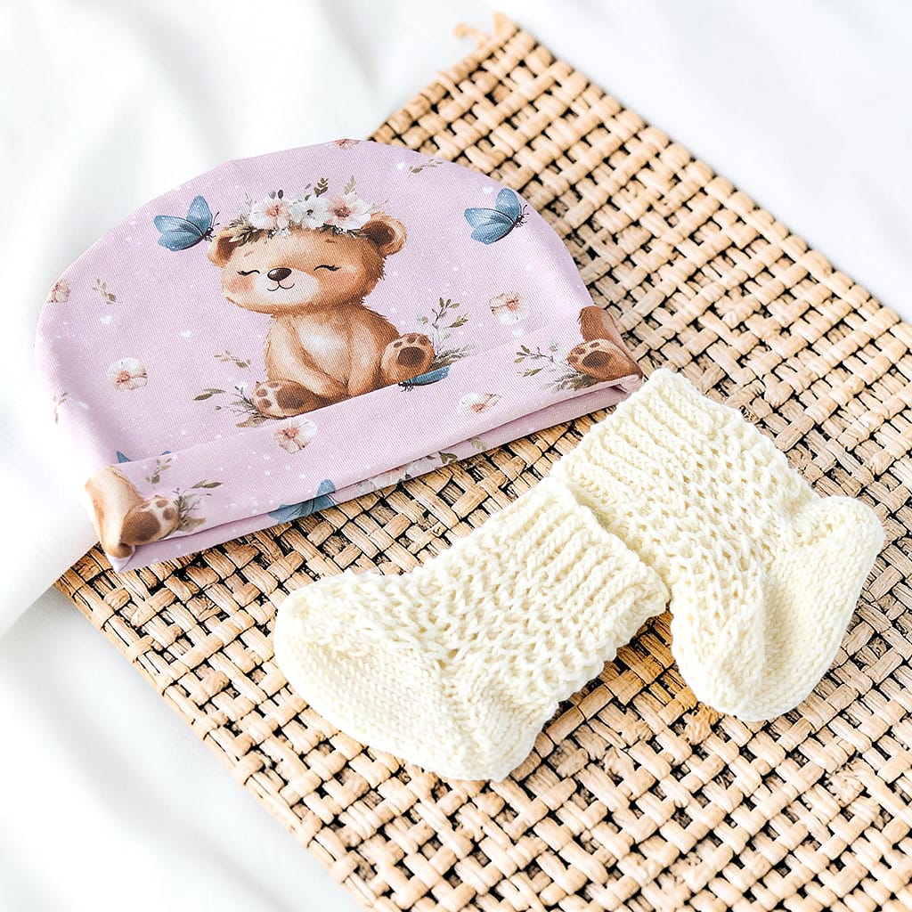 Geschenkset zur Geburt – Babymütze & Babysocken für Neugeborene mit Bär Motiv in Rosa