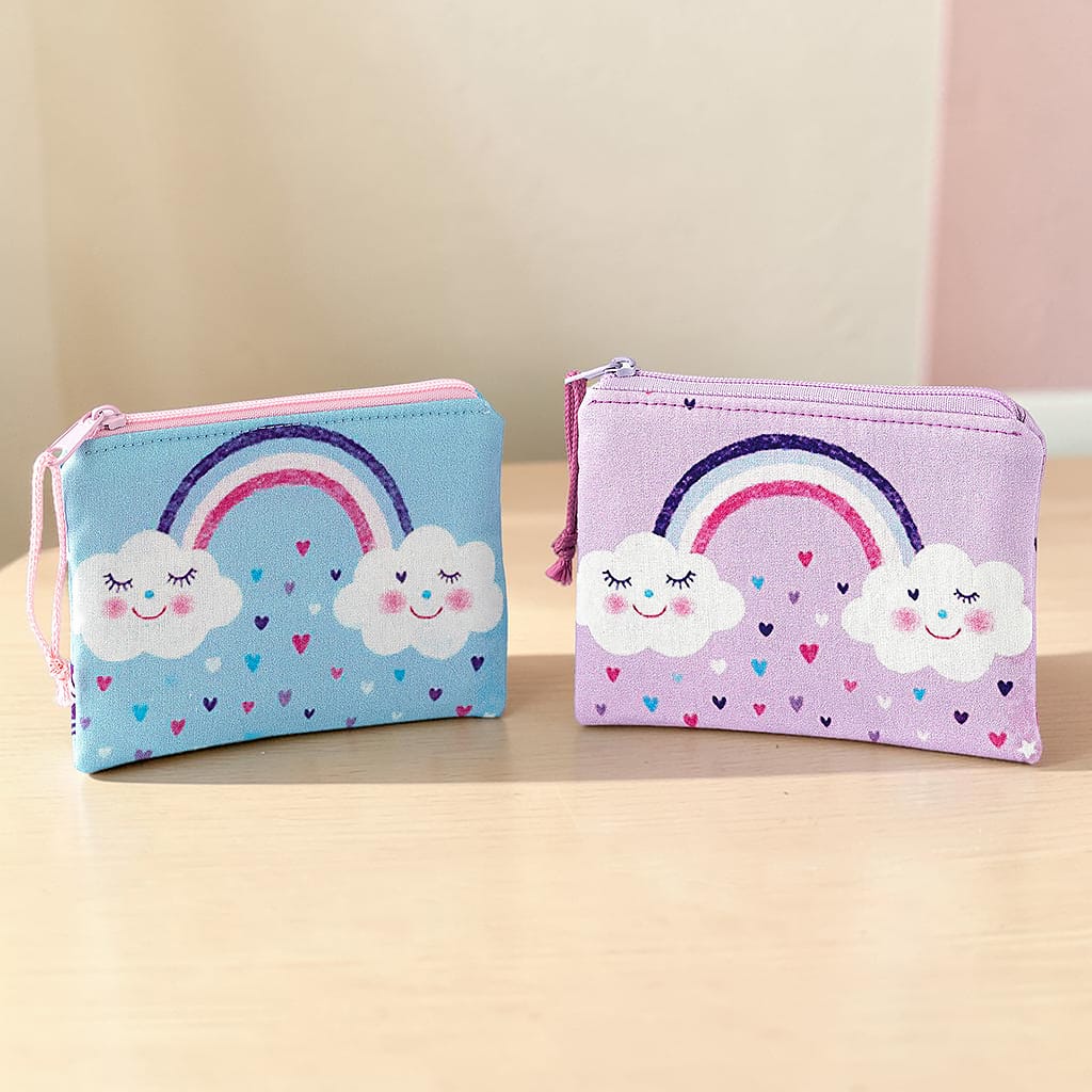 Zwei kleine Geldbörsen für Kinder mit Regenbogen und Wolken in lila und blau