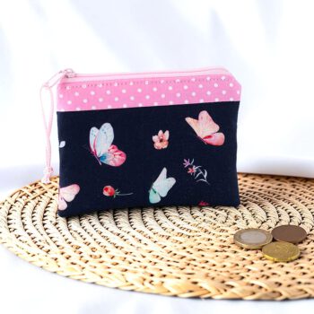 Kindergeldbörse mit Schmetterlingsmotiv in Rosa und Dunkelblau, ideal für Taschengeld, Münzen und kleine Schätze.