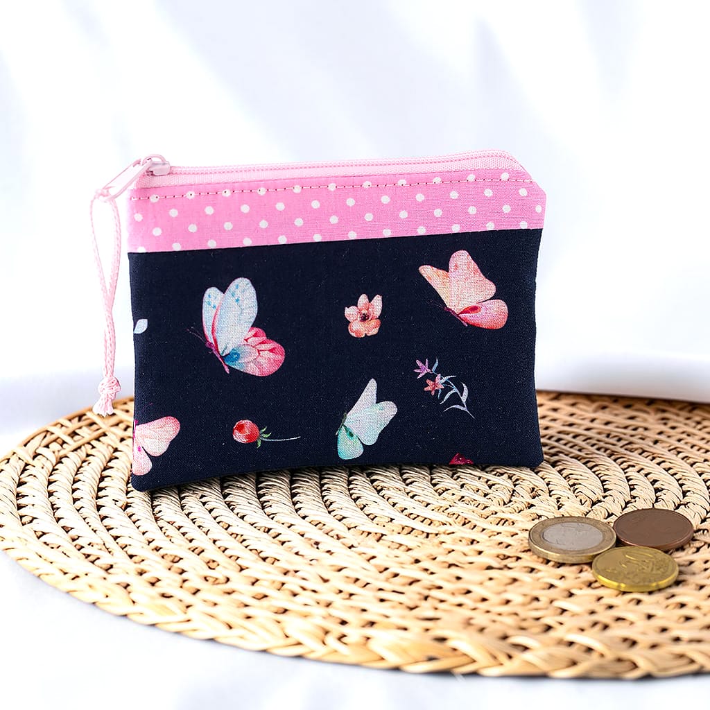 Kindergeldbörse mit Schmetterlingsmotiv in Rosa und Dunkelblau, ideal für Taschengeld, Münzen und kleine Schätze.