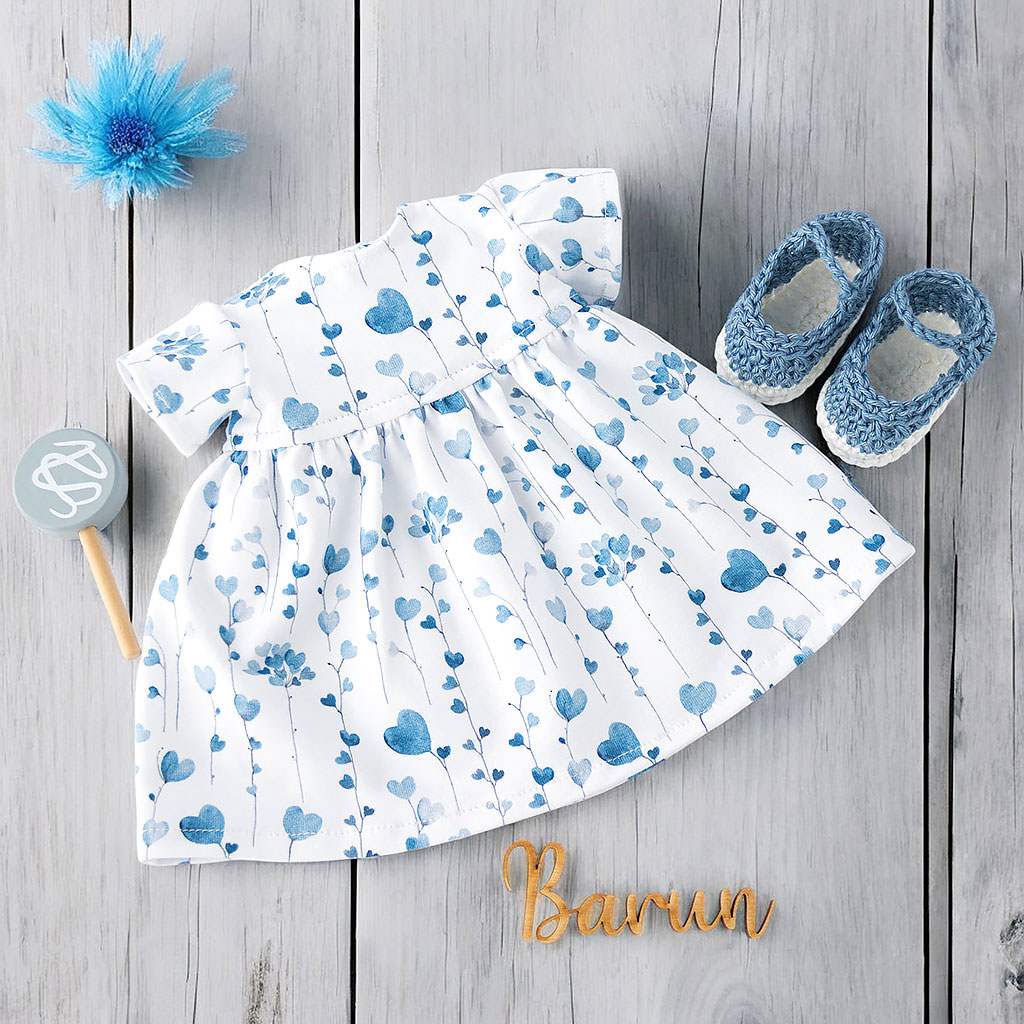 Puppenkleid mit blauen Blumen