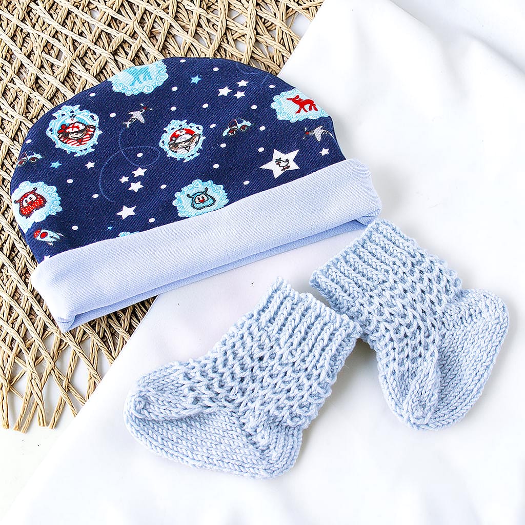 Babymützen Set für Neugeborene – Jersey Mütze mit Weltraum Motiv & handgestrickte Babysocken aus Merinowolle in Hellblau