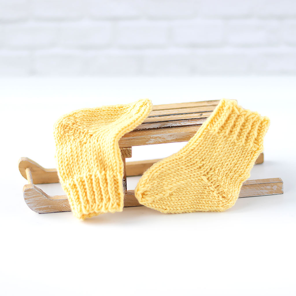 Puppensocken aus Wolle gelb