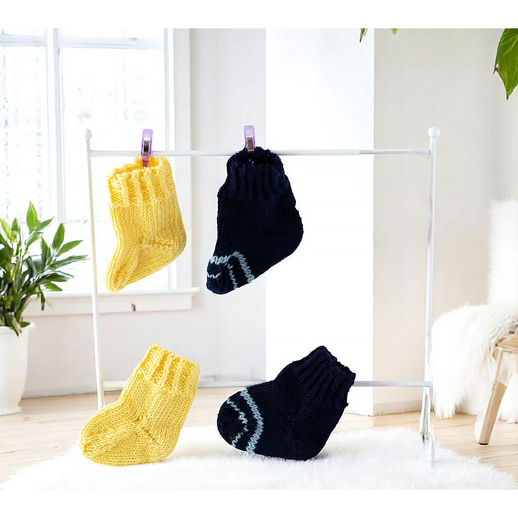 Puppensocken aus Wolle gestrickt in gelb blau