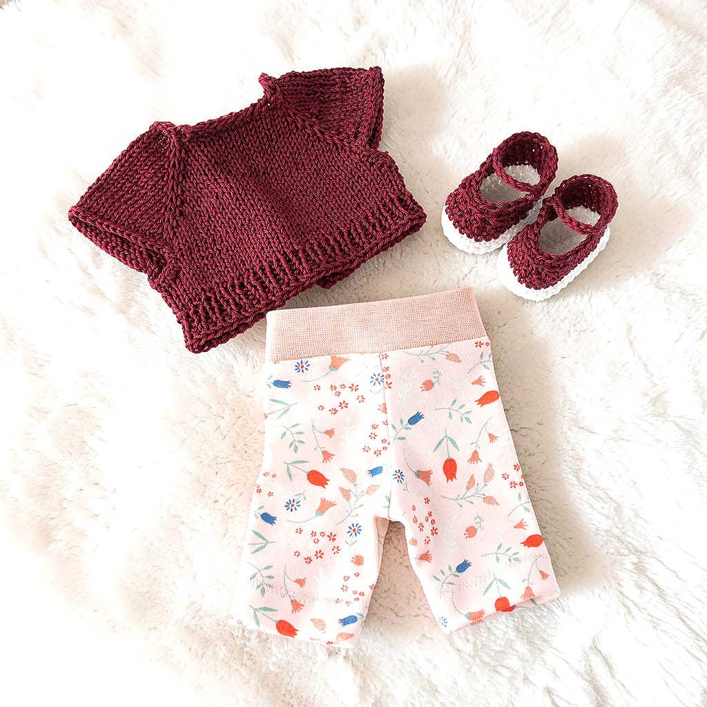 3-teiliges Puppenkleidungsset bestehend aus bordeauxfarbenem Strickpullover, Blumen-Bermuda und gehäkelten Schuhen für Waldorfpuppen