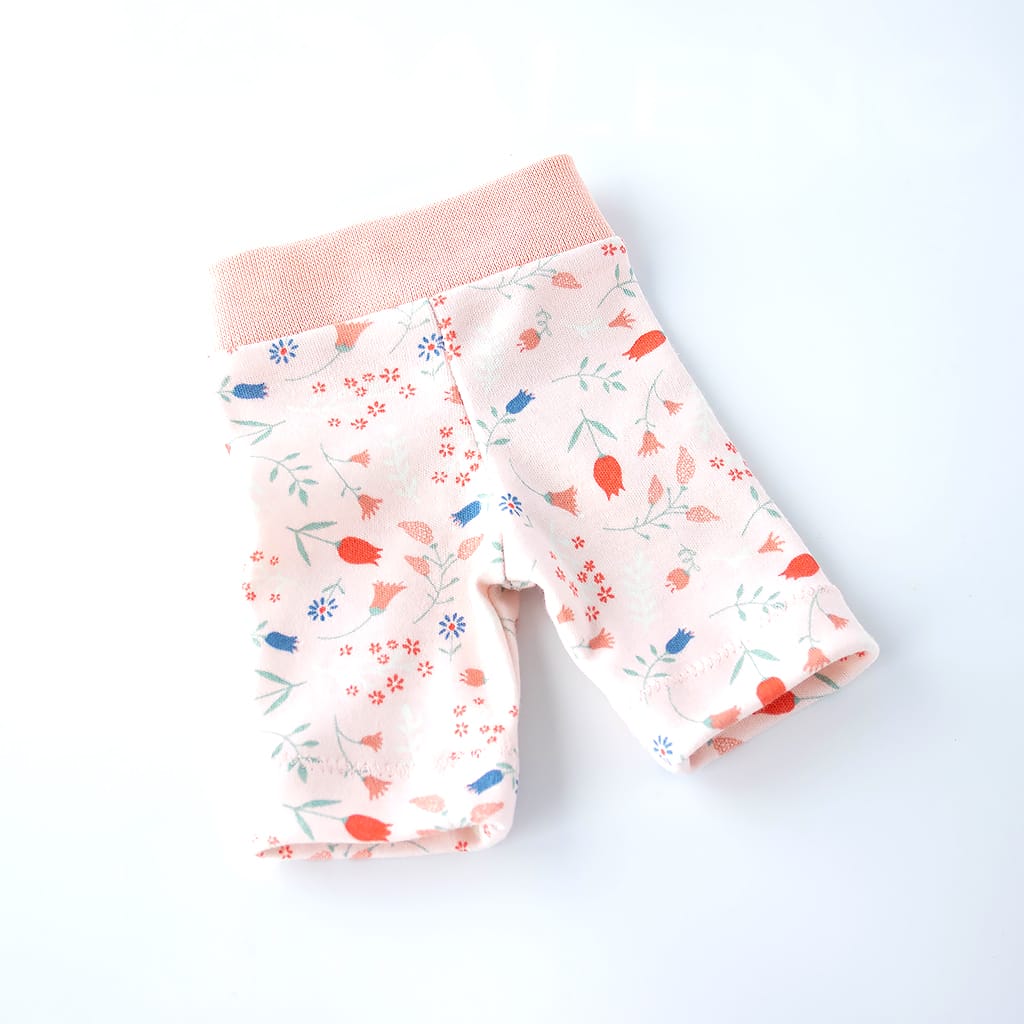 Sommerliche Puppenhose mit zartem Blumenmuster und elastischem Bund