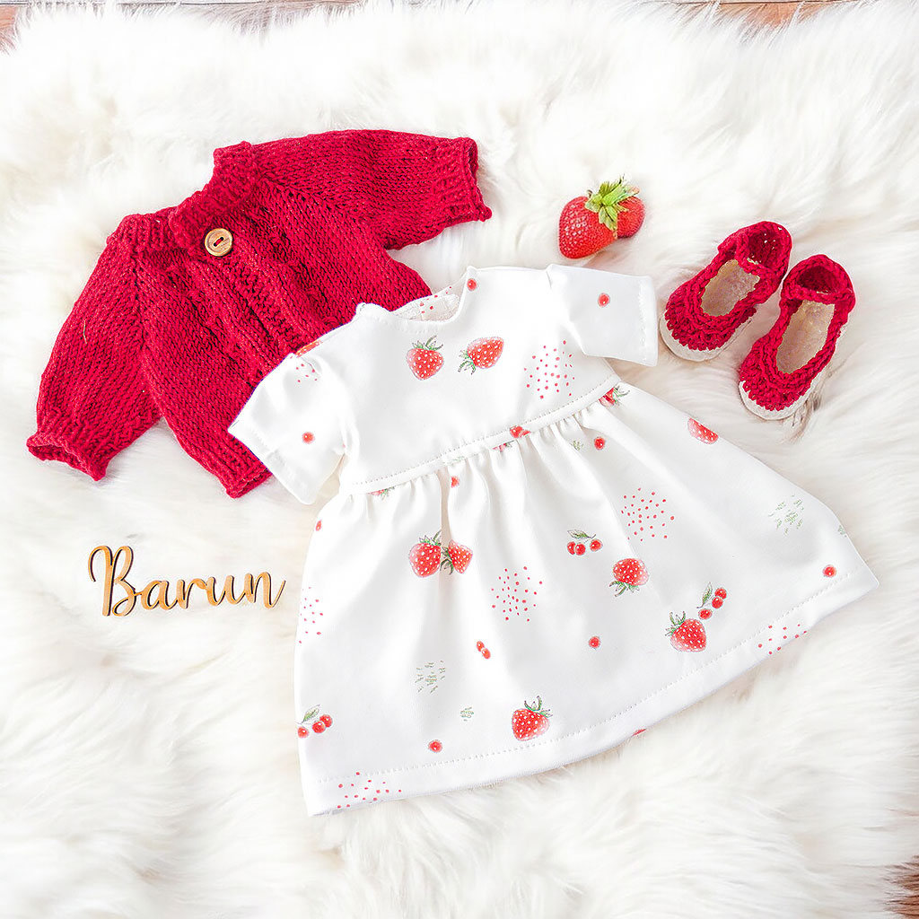 Puppenkleid für Waldorfpuppen mit Erdbeeren