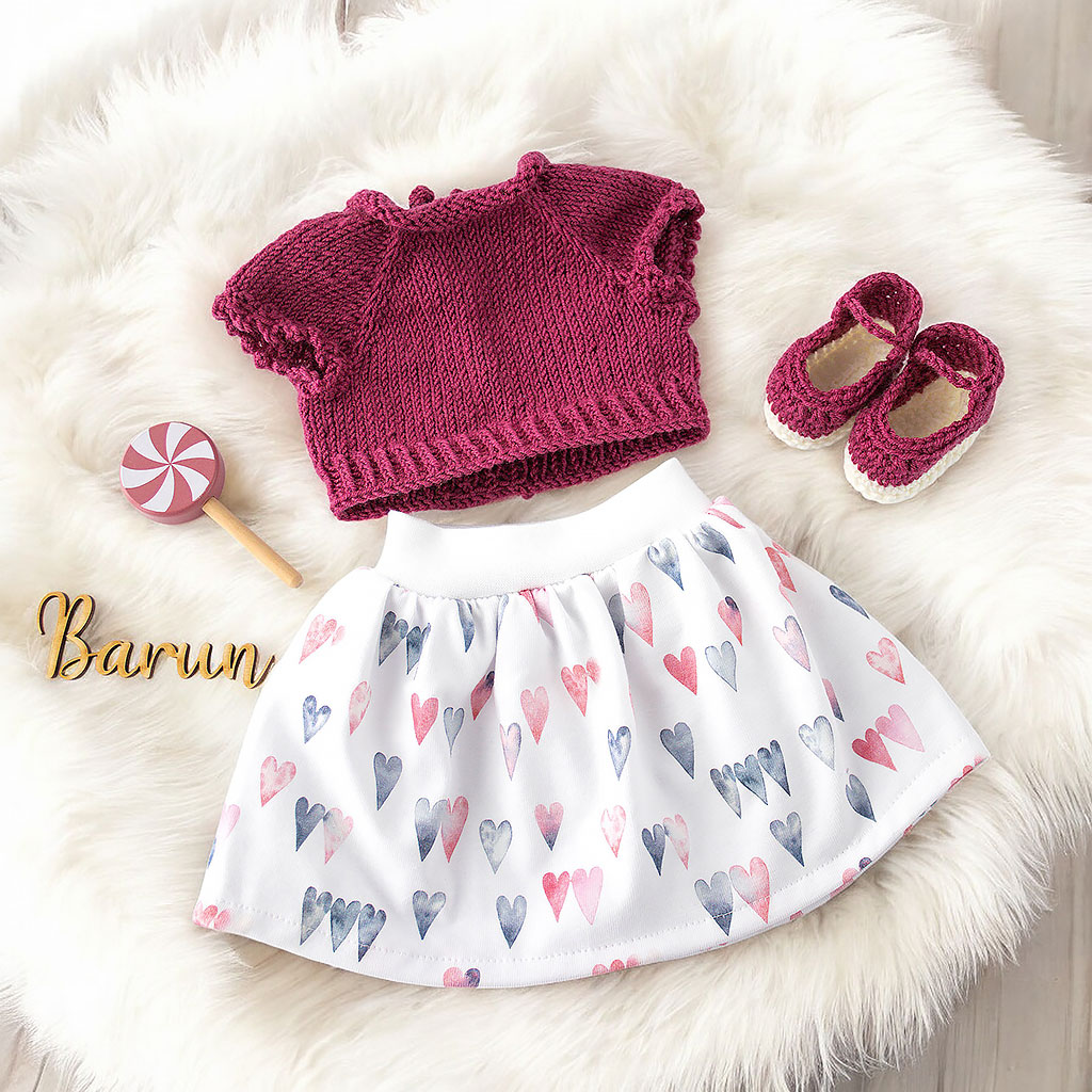 Puppenkleidung für Waldorfpuppen mit Herzen in Beere von Barun-Kids