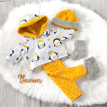 4-teiliges Puppenset mit Mütze, Hoodie, Hose und Socken für Waldorfpuppe mit 38 cm Größe. Auf dem Pullover sind kleine Pinguine mit Mützen.