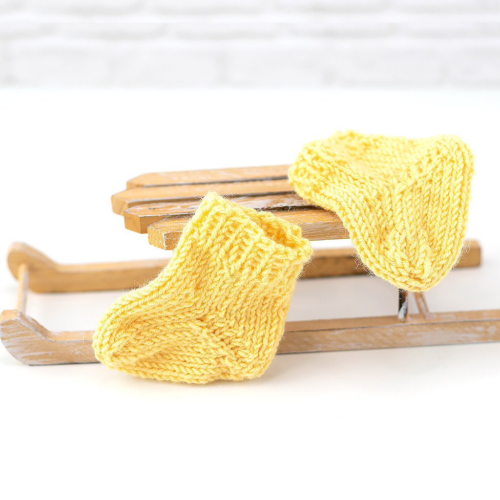 Socken für Waldorfpuppen seegrün gelb