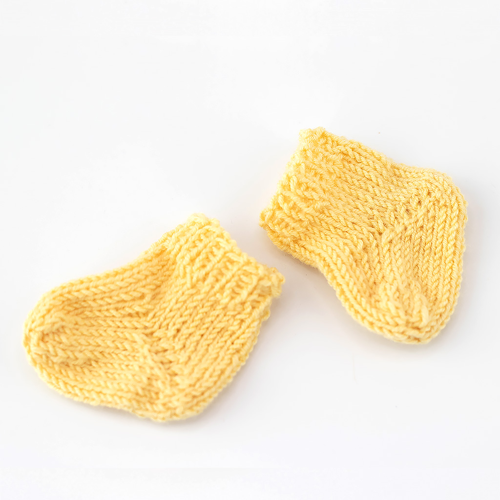 Socken für Waldorfpuppen seegrün gelb