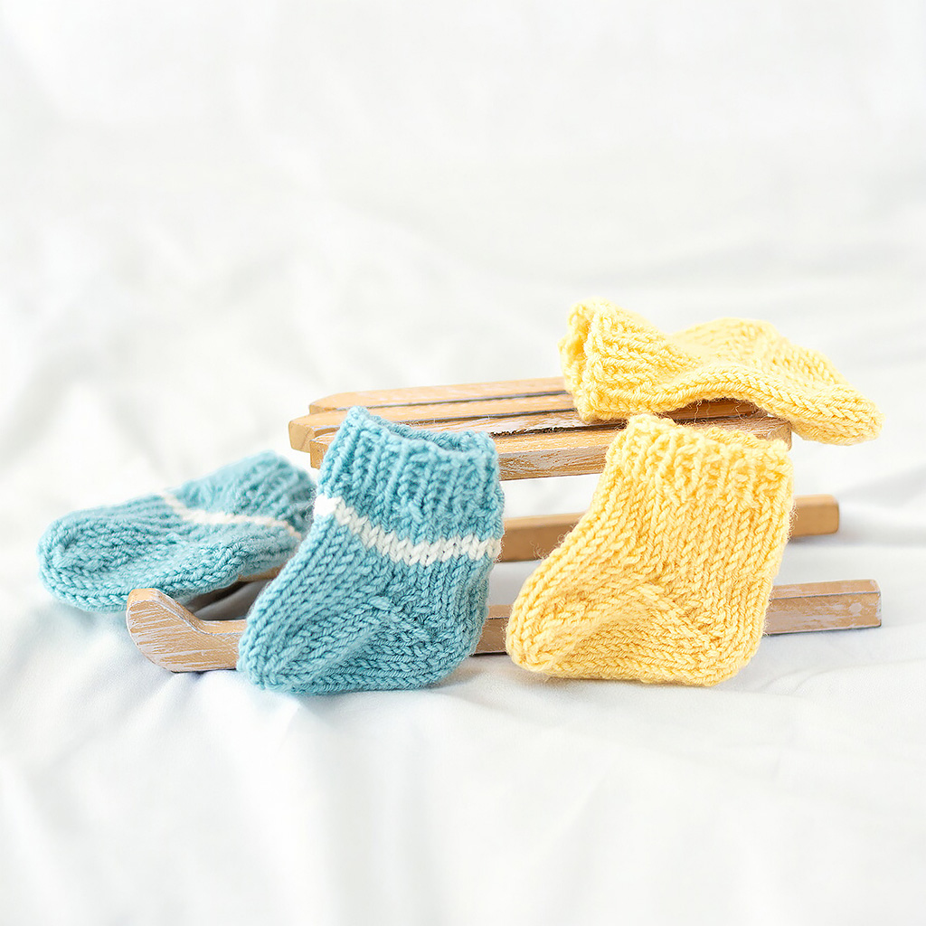 Socken für Waldorfpuppen seegrün gelb