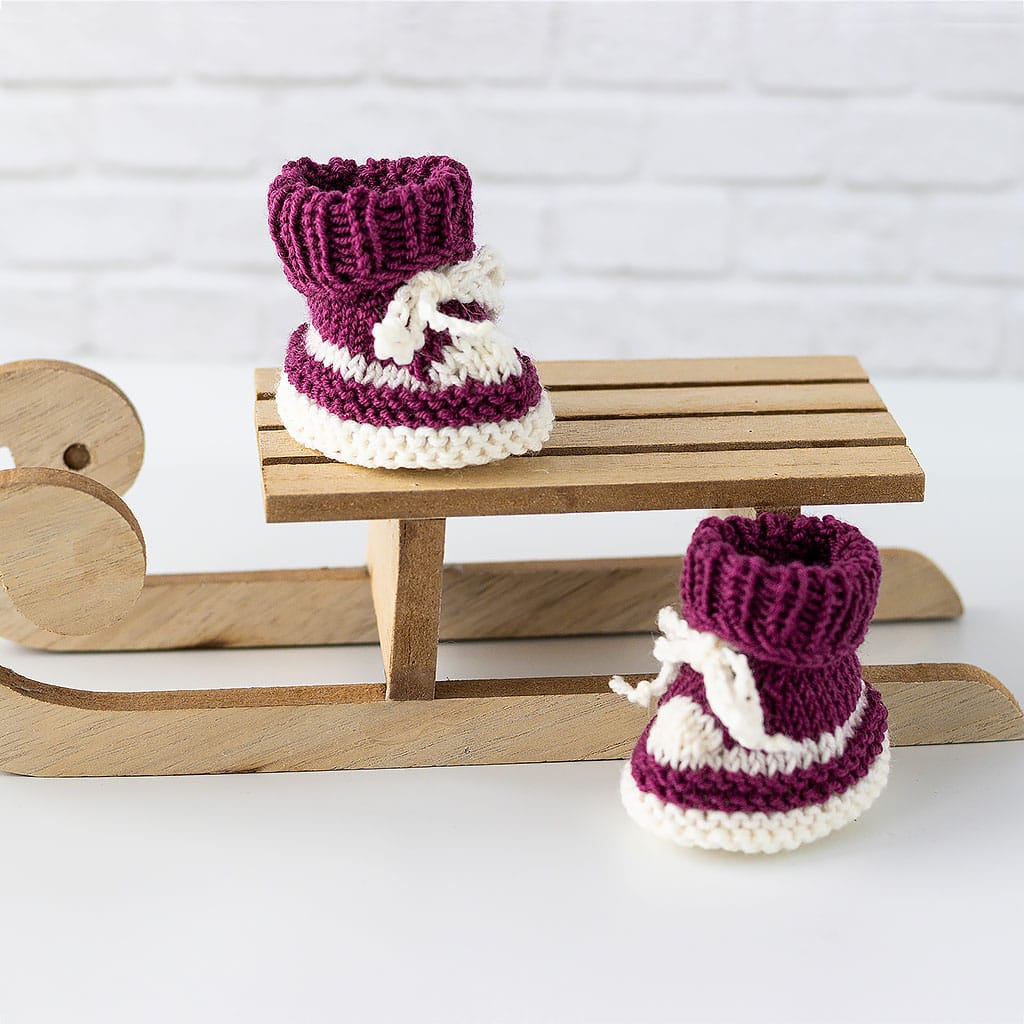 Puppenturnschuhe gestrickt aus Wolle in Beere