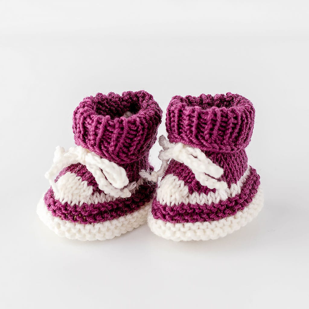 Puppenturnschuhe gestrickt aus Wolle in Beere