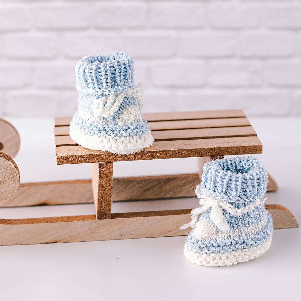 Puppenturnschuhe gestrickt aus Wolle in Hellblau