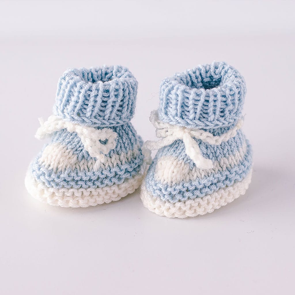 Puppenturnschuhe gestrickt aus Wolle in Hellblau