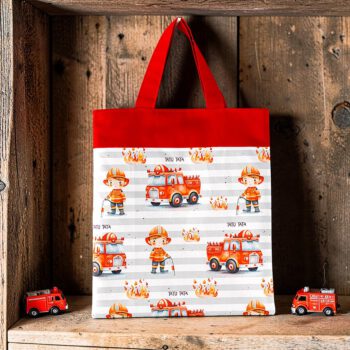 Gefütterte Kindertasche mit Feuerwehrfahrzeugen und Feuerwehrjungen in rotem Design