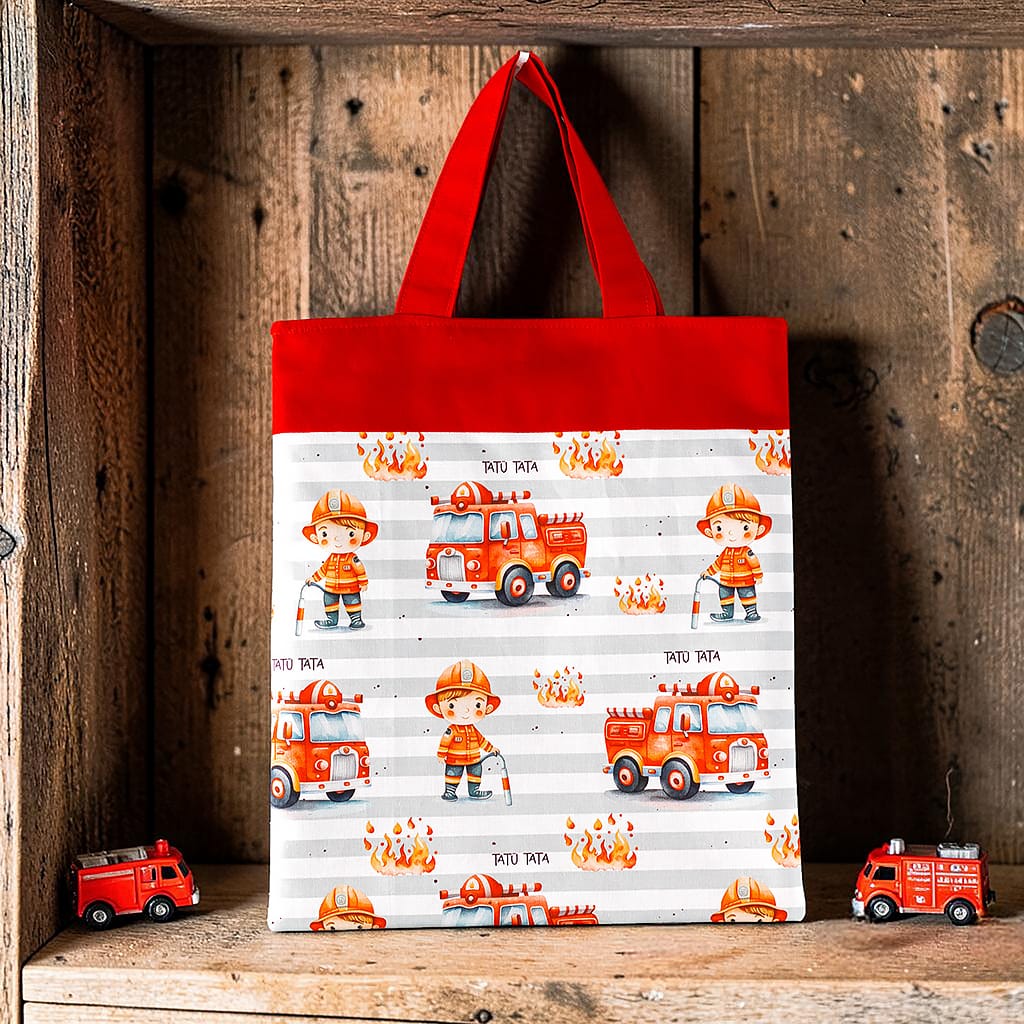 Gefütterte Kindertasche mit Feuerwehrfahrzeugen und Feuerwehrjungen in rotem Design