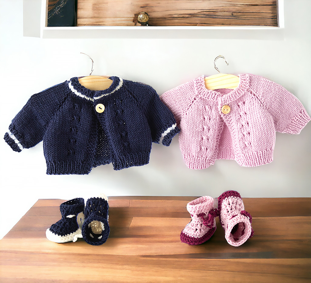 Jacke und Schuhe für Waldorfpuppen in blau oder flieder