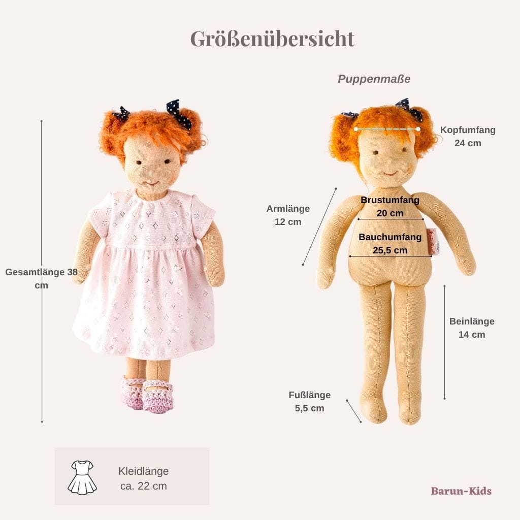 Waldorfpuppe mit eingezeichneten Maßen in cm als Orientierung für die richtige Größe von Puppenkleidung
