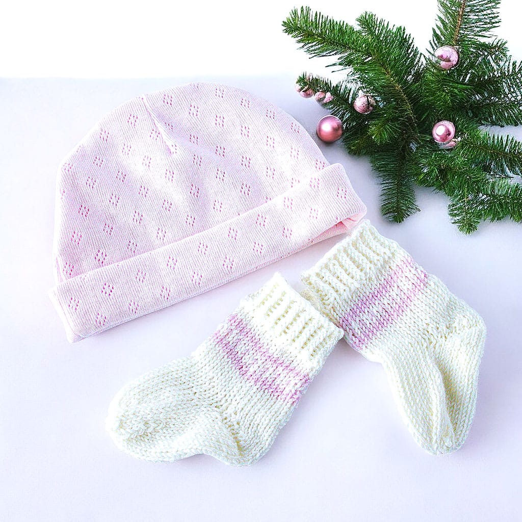 Babymütze mit Lochmuster und Socken für Neugeborene