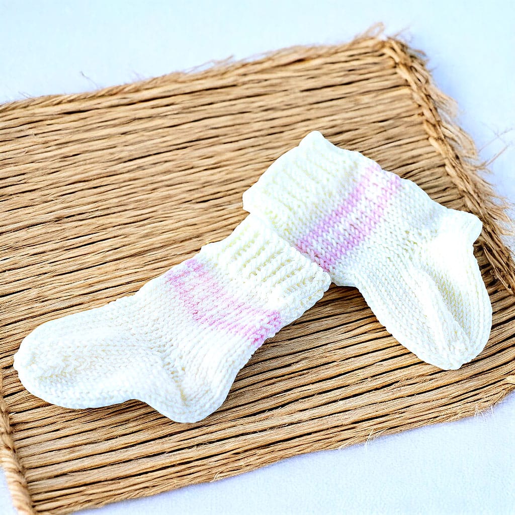 Babymütze mit Lochmuster und Socken