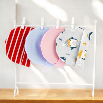 Mütze für Waldorfpuppe – genäht aus Baumwolljersey für 24–26 cm Kopfumfang, verschiedene Designs, rot-weiß gestreift, hellblau, rosa und hellgrau mit Pinguin