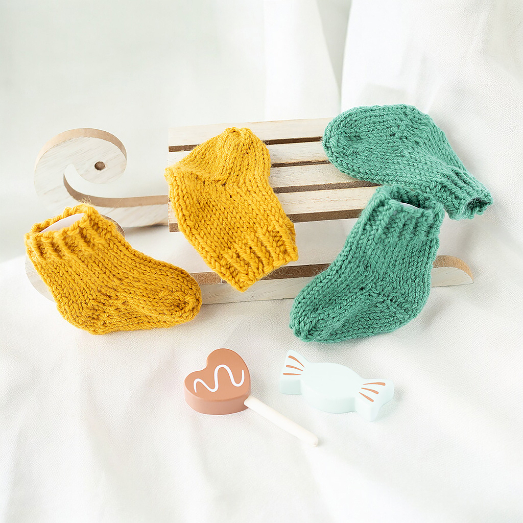 Socken für Waldorfpuppen senf grün