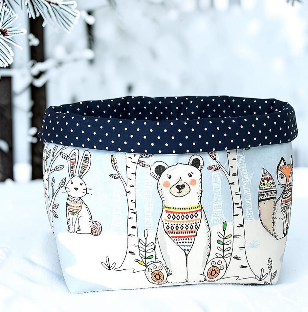 Utensilo aus Stoff mit Eisbär, Fuchs und Hase, hellblauer Stoff und dunkelblauer Rand mit weißen Punkten