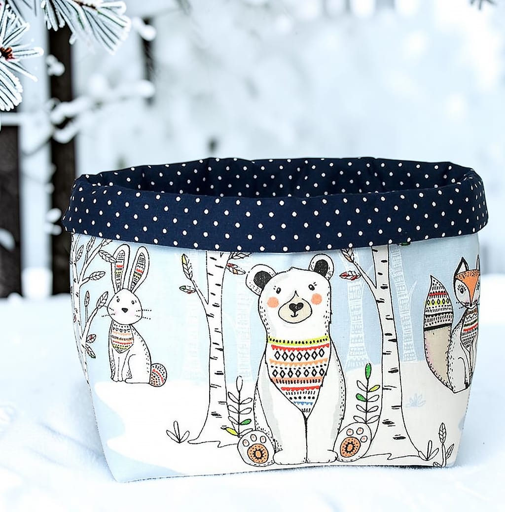Utensilo aus Stoff mit Eisbär, Fuchs und Hase, hellblauer Stoff und dunkelblauer Rand mit weißen Punkten