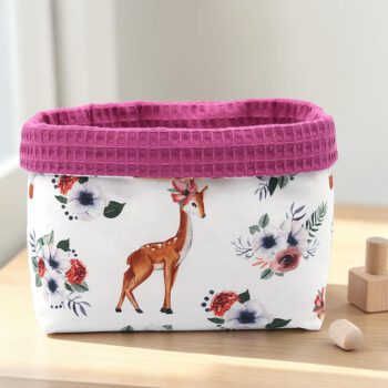 Utensilo für Kinder mit Rehmotiv und Blumen auf cremefarbenem Stoff, Innenfutter aus beerenfarbenem Waffelpiqué
