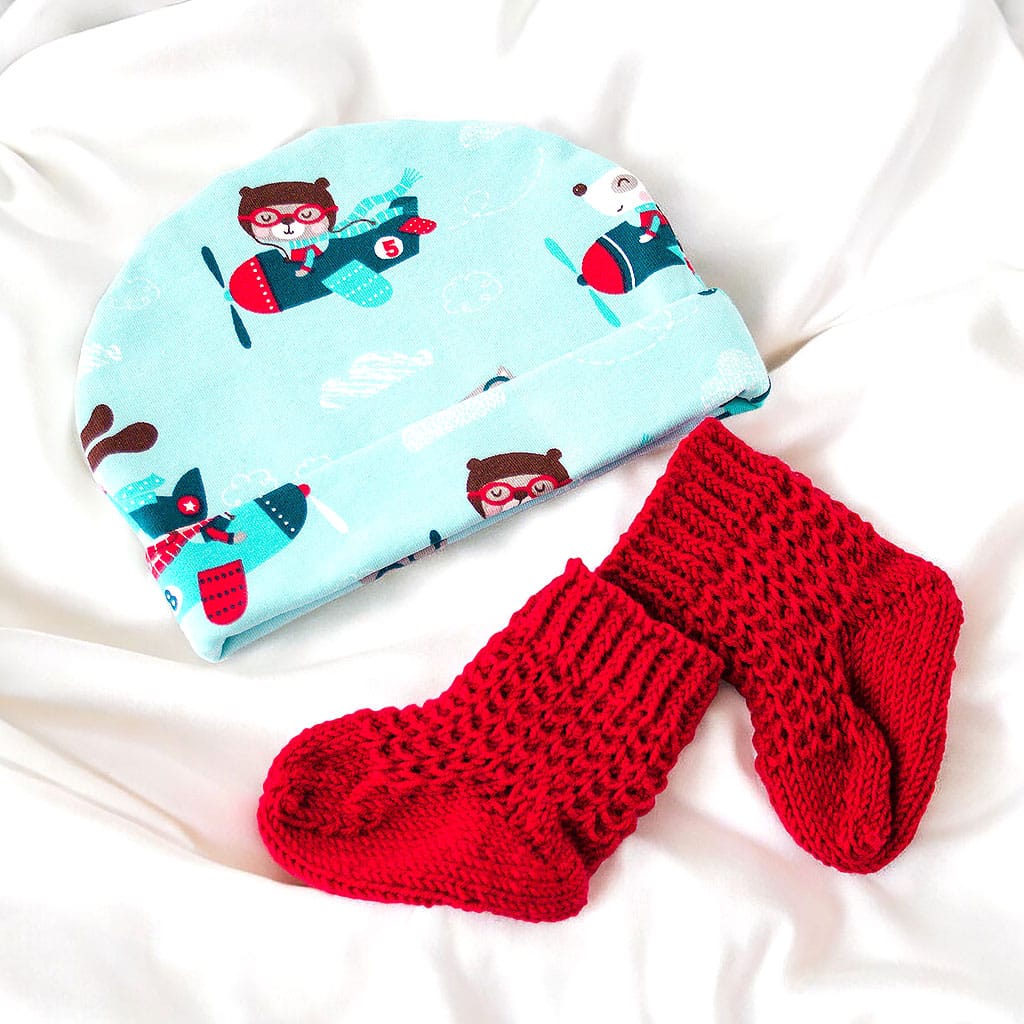 Babymütze mit Flieger Motiv und roten Socken