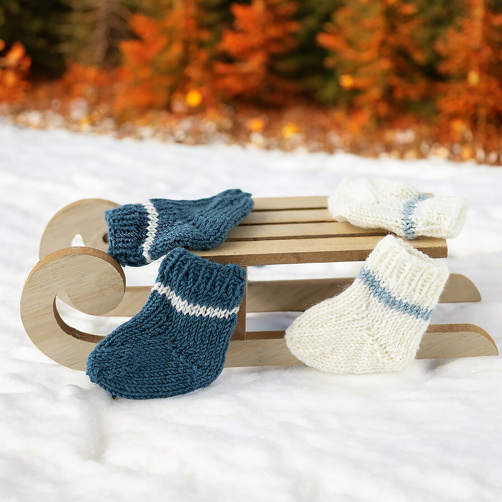 Socken für Waldorfpuppen in blau und weiß