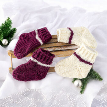 Socken für Waldorfpuppen in lila und weiß