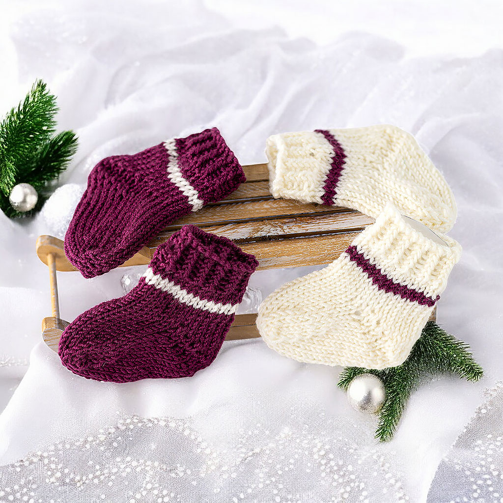 Socken für Waldorfpuppen in lila und weiß