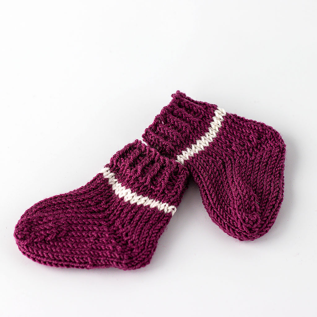 Socken für Waldorfpuppen lila weiß