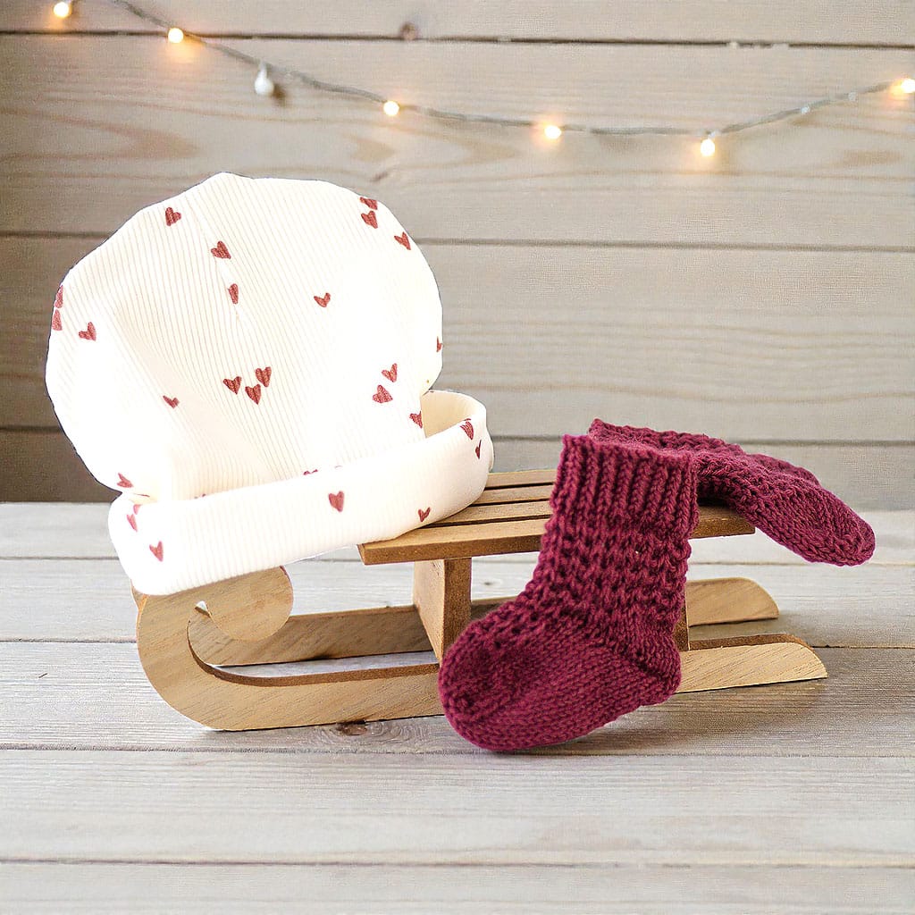 Babyset mit Mütze aus Rip Jersey und handgestrickten Socken aus Alpakawolle von Barun-Kids