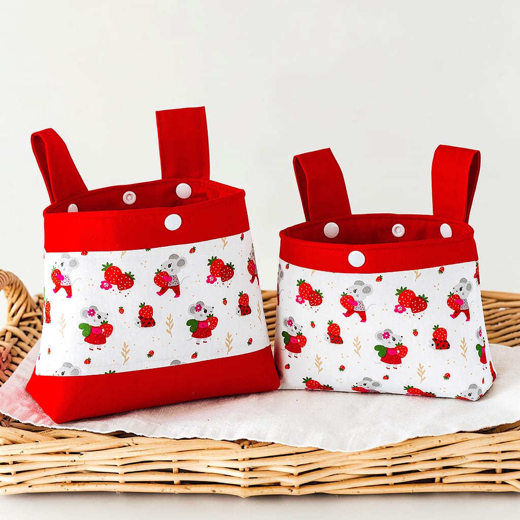 Zwei handgenähte Lenkertaschen mit Erdbeermaus-Motiv in Rot und Weiß, kleine und große Größe.