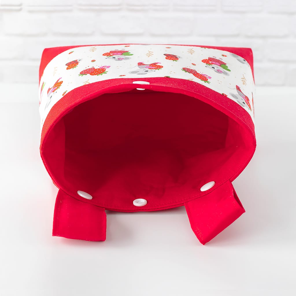 Geöffnete Erdbeermaus-Lenkertasche mit rotem Innenstoff und weißen Druckknöpfen.