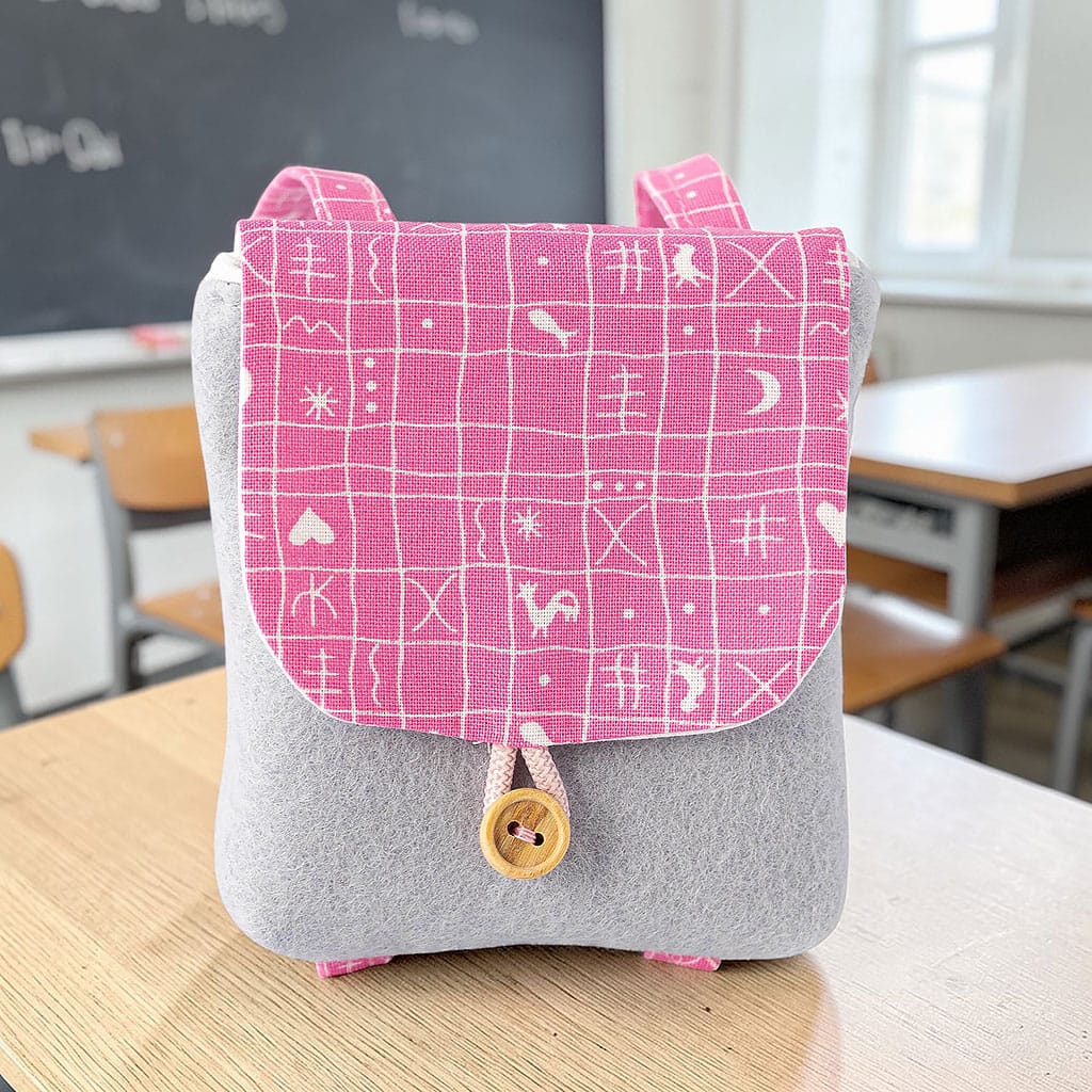 Puppenrucksack mit Minimuster für Waldorfpuppen